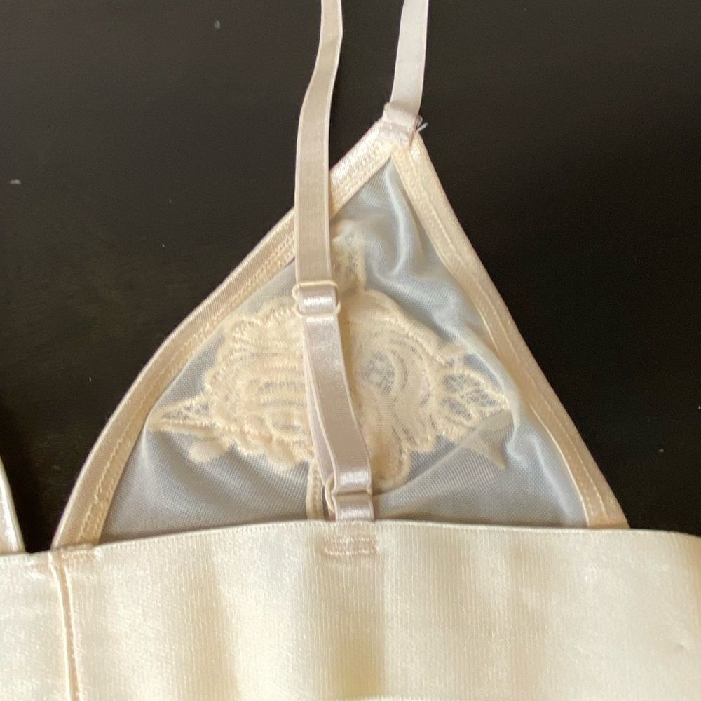 Youmita cream bra with lace appliqués, size small/medium - Picture 7 of 9
